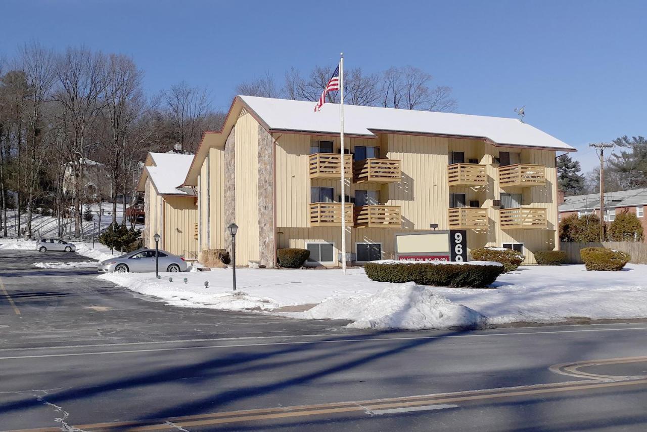 Iron Horse Inn Simsbury Buitenkant foto