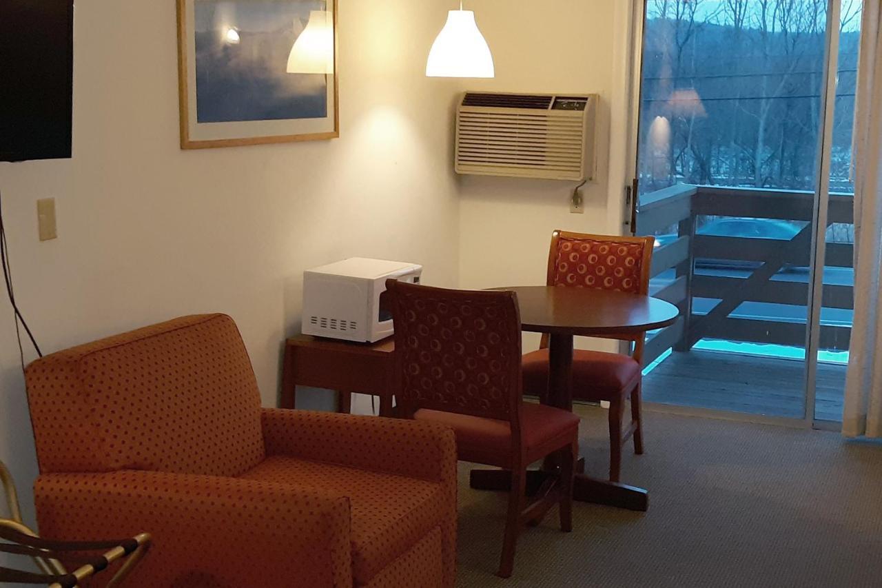 Iron Horse Inn Simsbury Buitenkant foto